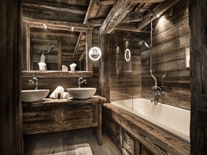 Alm Suite | Badezimmer | Kostenlose Toilettenartikel, Haartrockner, Bademäntel, Hausschuhe