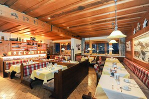 Bar (trong khuôn viên)