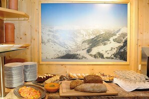 Free daily buffet breakfast - Bike & Ski Hotel Unterellmau (Saalbach-Hinterglemm)