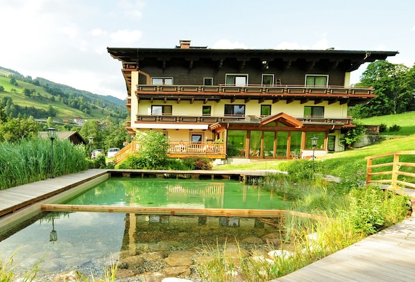 Seasonal outdoor pool - Bike & Ski Hotel Unterellmau (Saalbach-Hinterglemm)