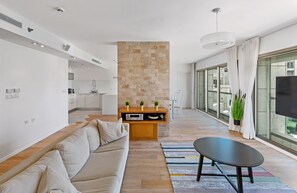 Luxury-Apartment, 3 Schlafzimmer | Wohnbereich | 32-Zoll-Flachbildfernseher mit Kabelempfang, Fernseher