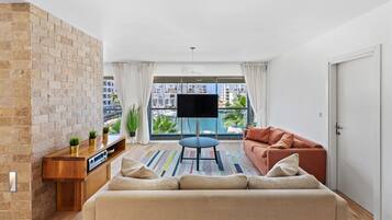 Luxury-Apartment, 3 Schlafzimmer | Wohnbereich | 32-Zoll-Flachbildfernseher mit Kabelempfang, Fernseher
