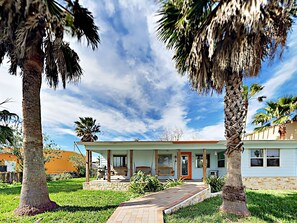 Exterior - Salt Pines Cottage on 9th Street (Port Aransas)