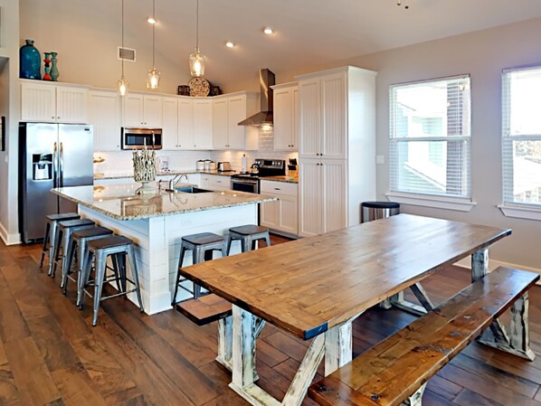 ثلاجة، ميكروويف، موقد طهي مسطح، غسالة أطباق