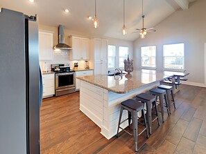 ثلاجة، ميكروويف، موقد طهي مسطح، غسالة أطباق