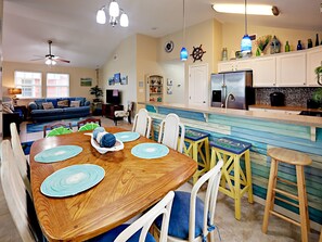 Kjøleskap, mikrobølgeovn, kokeplater og oppvaskmaskin