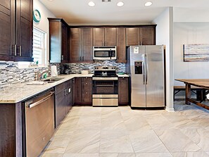 Geladeira, micro-ondas, cooktop, lava-louças