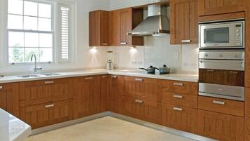 Stovetop, dishwasher, cookware/dishes/utensils