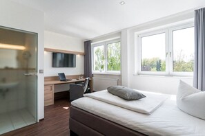 Ropa de cama hipoalergénica, minibar, caja fuerte