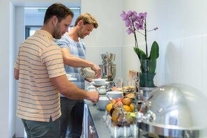 Tägliches inbegriffenes kontinentales Frühstück