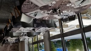 A ceiling with a unique design featuring multiple glassware items. - Hôtel la clé (Saint-Andre-de-Sangonis)