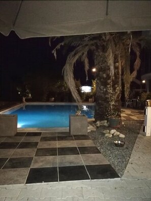 Piscina stagionale all'aperto, ombrelloni da piscina, lettini