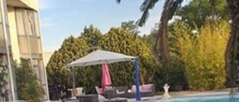 Piscine extérieure (ouverte en saison), parasols de plage