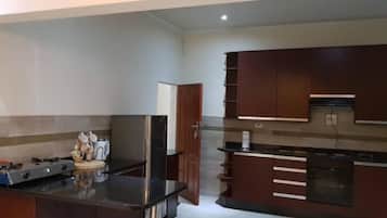 House, 3 Bedrooms | Private kitchen | Fridge, microwave, oven, stovetop