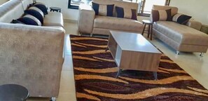 Hus - 3 sovrum | Vardagsrum | 45-tums smart-tv med kabelkanaler och tv