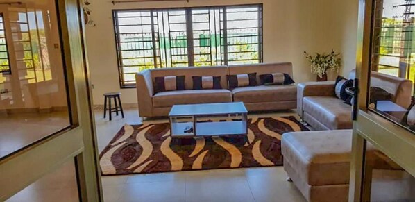 House, 3 Bedrooms | Living area | 45-inch Smart TV with cable channels, TV