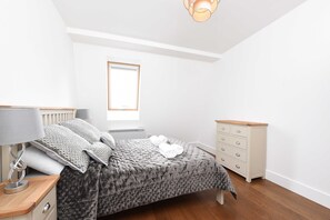 Design Apartment, 2 Bedrooms (balcony) | 2 bedrooms, individually decorated, individually furnished, bed sheets