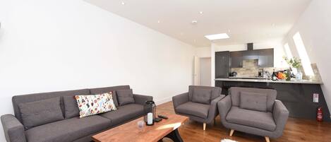Modern 2 Bedroom Apartment | Wohnbereich | Flachbildfernseher