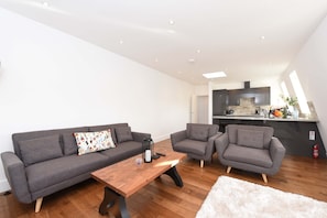 Modern 2 Bedroom Apartment | Coin séjour | Télévision à écran plat