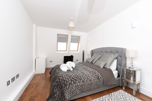 Modern 2 Bedroom Apartment | 2 bedrooms, individually decorated, individually furnished, bed sheets - Modern & Spacious 2 Bed Apartment at Clapham Junction (London)