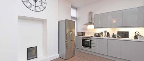 Deluxe Apartment | Private kitchen | Full-size fridge, microwave, oven, stovetop