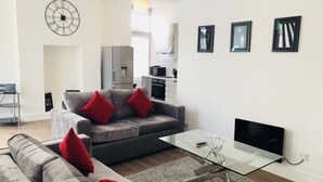 Leilighet – deluxe | Oppholdsområde | En 49-tommers smart-TV med kabel-kanaler samt TV og Netflix