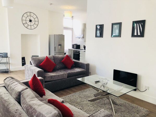Deluxe-Apartment | Wohnbereich | 49-Zoll-Smart-TV mit Kabelempfang, Fernseher, Netflix