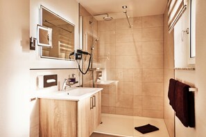 Shower, rainfall showerhead, designer toiletries, hair dryer - Kampowski Apartments Deluxe (Bad Nauheim)