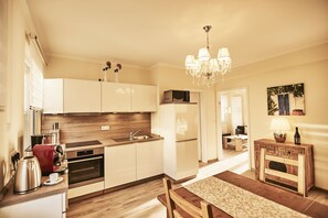 Deluxe Apartment, 2 Bedrooms, Balcony | Private kitchen | Full-size fridge, microwave, oven, stovetop - Kampowski Apartments Deluxe (Bad Nauheim)