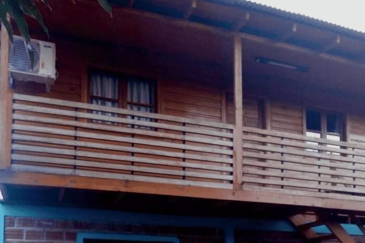 Un bâtiment en bois doté d’un balcon et d’une fenêtre.