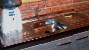 Un lavamanos de cocina con grifo y una jarra filtrante de agua.