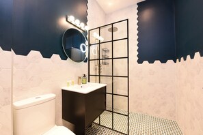 Vauxhall Bridge Deluxe Apartment | Baño | Regadera, regadera tipo lluvia, amenidades de baño gratuitas, toallas 