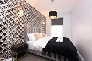 Duplex Three-bedroom Garden Apartment | Individually decorated, individually furnished, soundproofing - Stylish & Spacious Deluxe Apartments near Victoria Station (London)