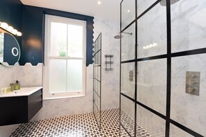 Appartement Deluxe | Douche de la salle de bain