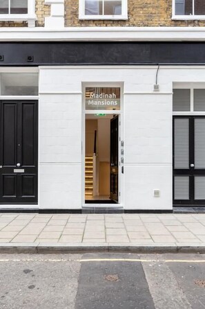 Property entrance - Stylish & Spacious Deluxe Apartments near Victoria Station (London)