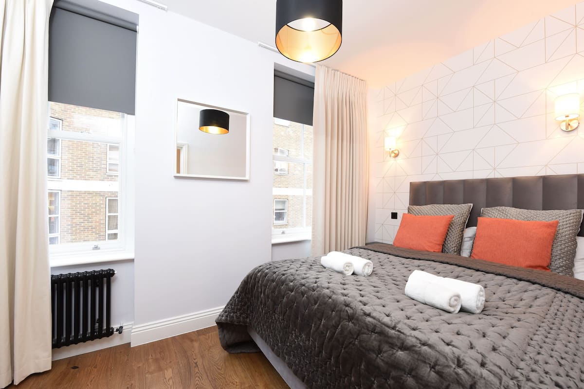 Vauxhall Bridge Balcony Apartment | 隔音、特色装修、特色家居