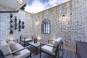 Terrace/patio - Stylish & Spacious Deluxe Apartments near Victoria Station (London)