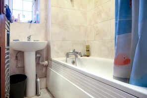 Deluxe Room | Bathroom | Combined shower/bathtub, towels, soap, shampoo