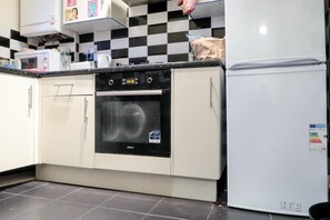 Camera Deluxe | Cucina condivisa | Frigorifero con congelatore, microonde, forno, piano cottura