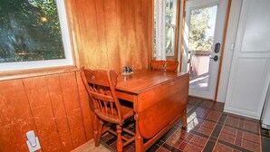 Coffee/tea maker, fridge, microwave, stovetop