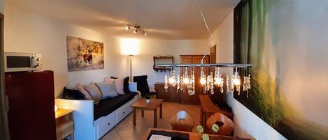 Appartement Familial (including final cleaning fee 59 EUR) | Coin séjour | Télévision à écran plat de 35 pouces avec chaînes par satellite