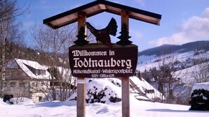 A sign welcoming visitors to Todtnauberg, indicating a winter sports destination. - Residenz Schauinsland (Todtnau)