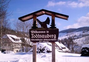 Señal de bienvenida a Todtnauberg, que indica un destino para deportes de invierno.