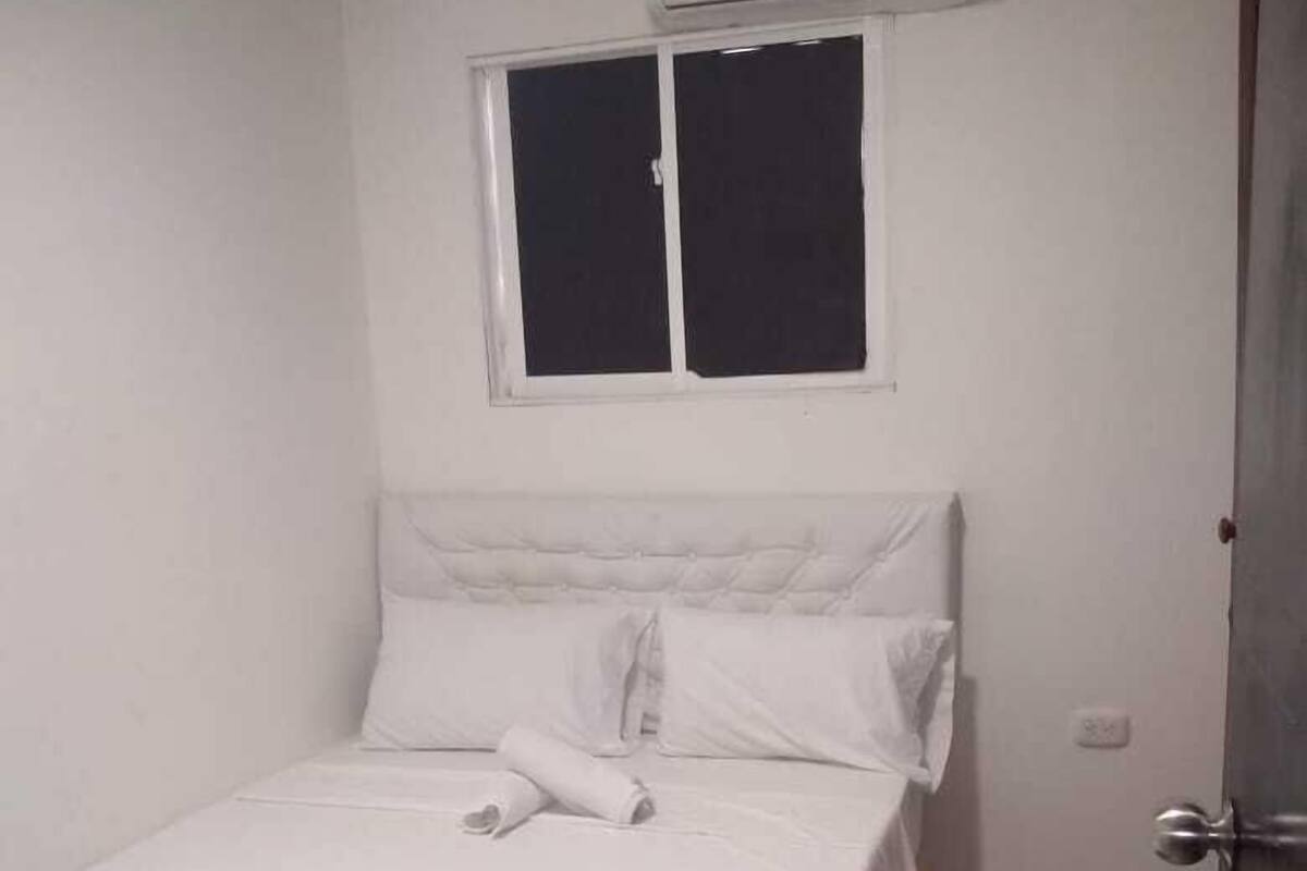 Apartment, 3 Bedrooms | Peralatan tempat tidur premium, peti besi dalam bilik, Wi-fi percuma 