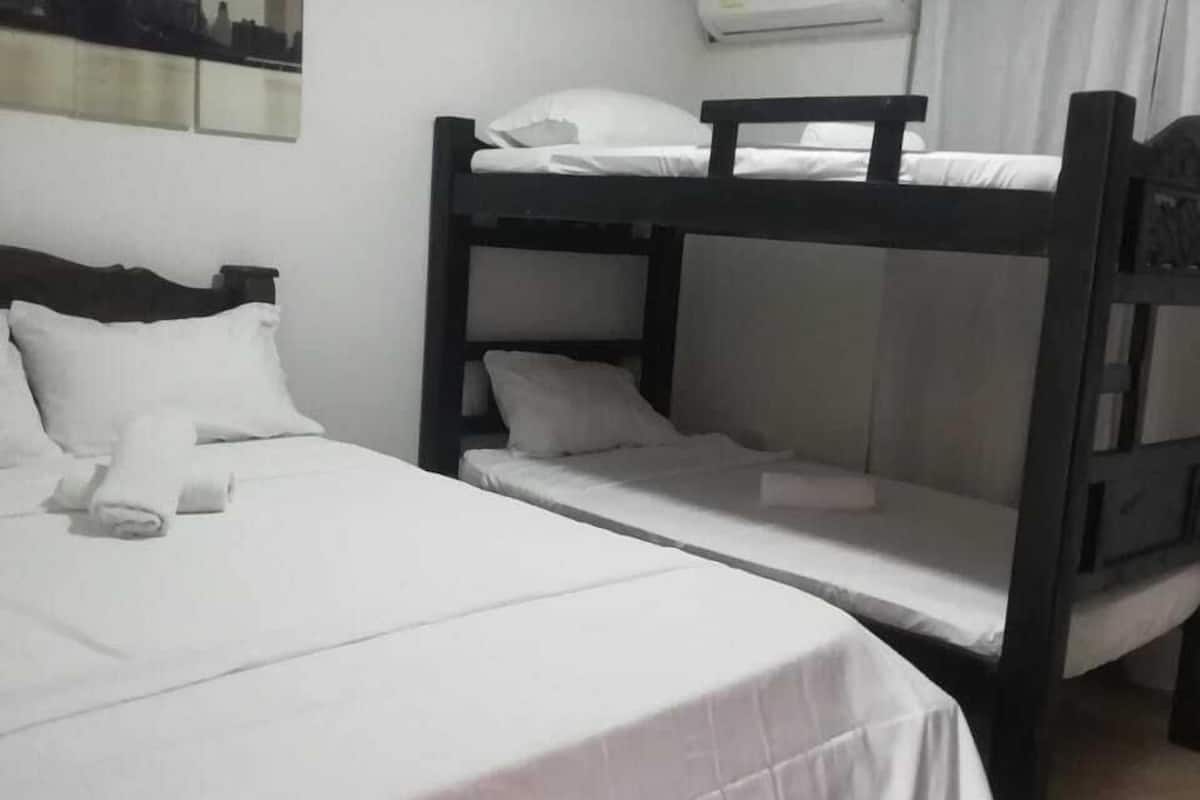 Apartment, 2 Bedrooms | Peralatan tempat tidur premium, peti besi dalam bilik, Wi-fi percuma 