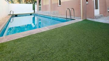 Una piscina al aire libre de temporada