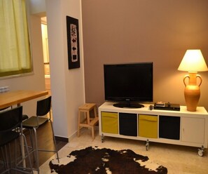 อพาร์ทเมนท์, 1 ห้องนอน, อาคารเสริม | บริเวณนั่งเล่น | ทีวีจอแบน