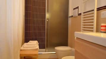 Apartamento, 1 habitación, en edificio anexo | Baño | Ducha, cabezal de ducha tipo lluvia, secador de pelo y bidé