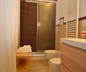 Apartment, 1 Bedroom, Annex Building | Bathroom | Shower, rainfall showerhead, hair dryer, bidet - B&B Re Umberto (Milazzo)