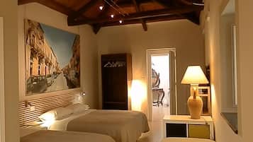 Monolocale, terrazzo | Una cassaforte in camera, con stile personalizzato, postazione laptop